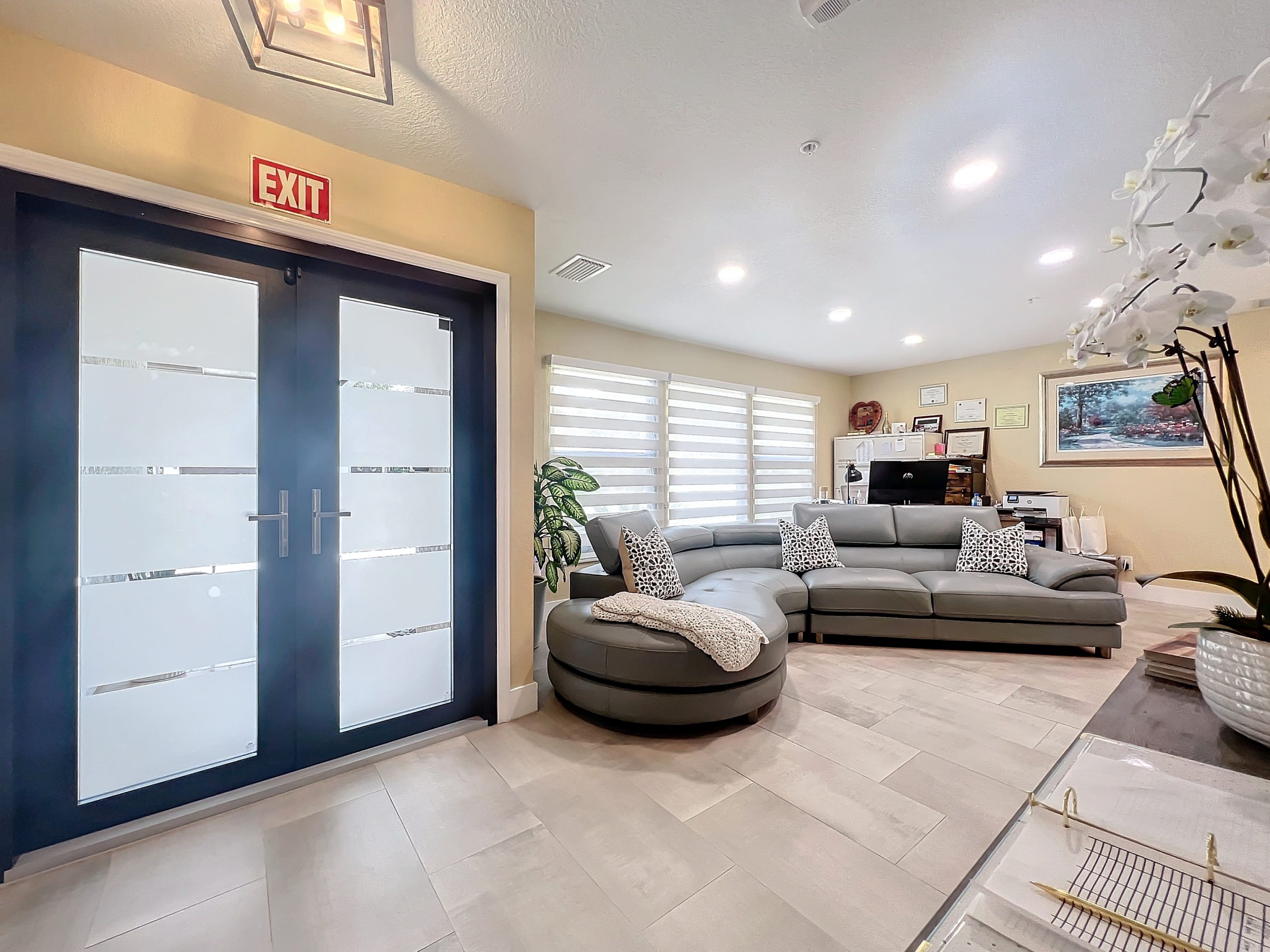 Well-appointed main lobby and resident lounge with comfortable seating at Abundant Care Residence in Wellington, FL