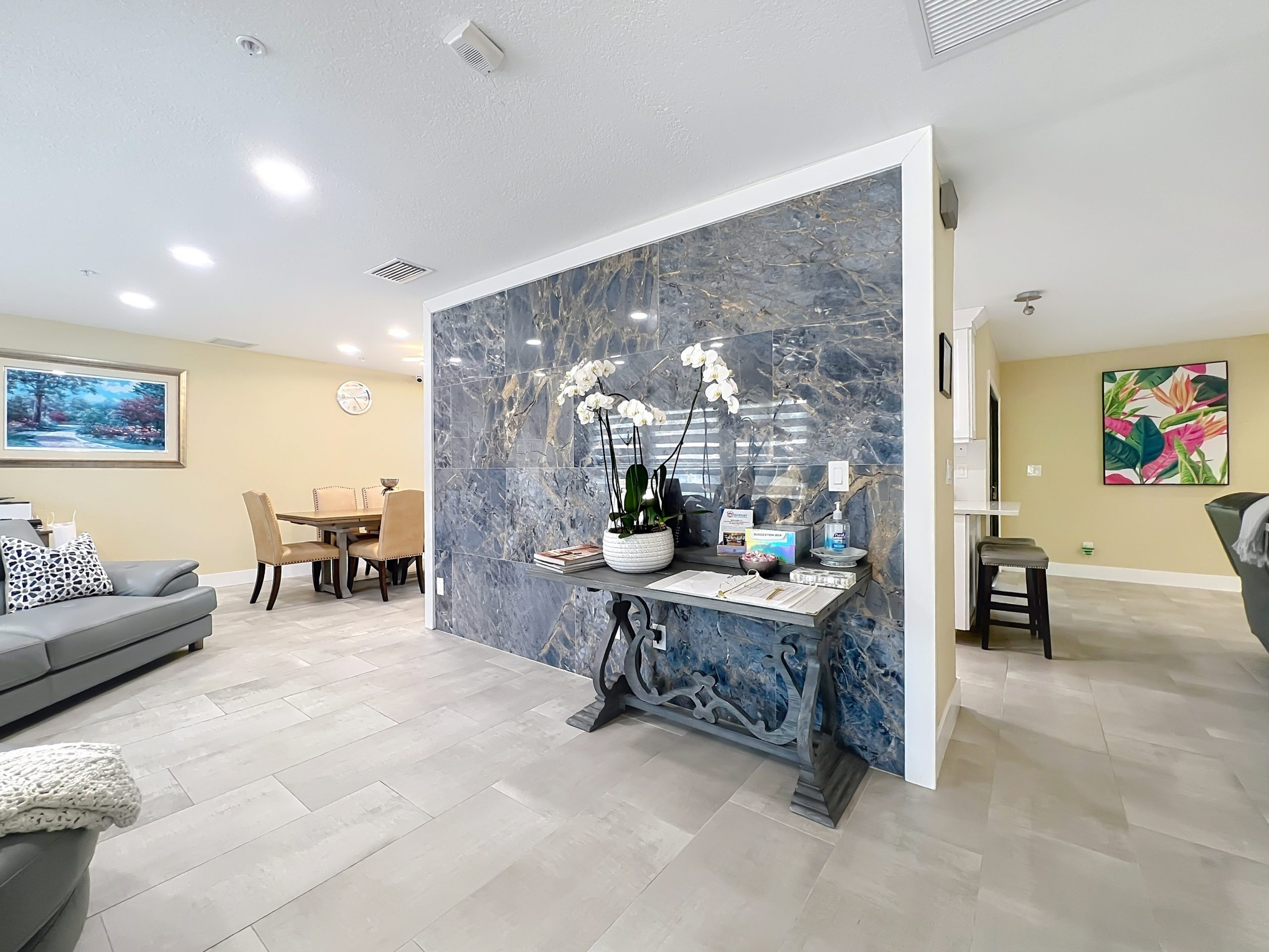Welcoming entryway and reception foyer with elegant decor at Abundant Care Residence in Wellington, FL